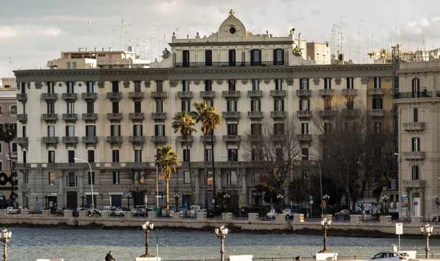 Da 100 anni si staglia imperioso sul lungomare di Bari: è l'elegante Palazzo Colonna
